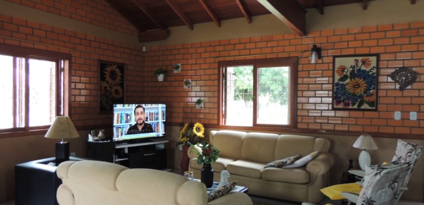 Belíssima chácara, situada em excelente localização e porteira fechada