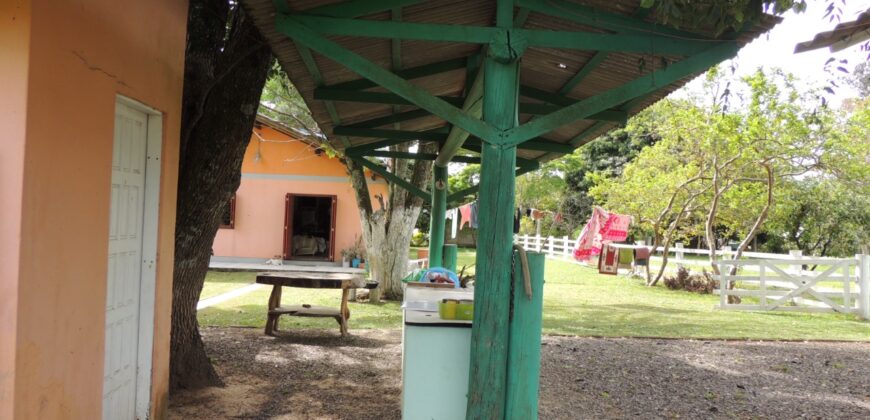 Belíssima chácara, situada em excelente localização e porteira fechada