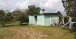 Belíssima chácara, situada em excelente localização e porteira fechada