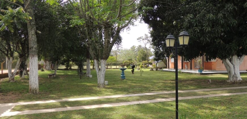 Belíssima chácara, situada em excelente localização e porteira fechada