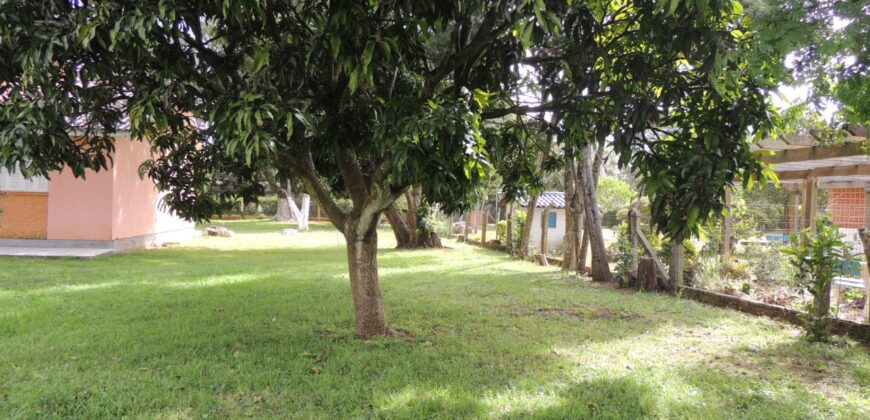 Belíssima chácara, situada em excelente localização e porteira fechada