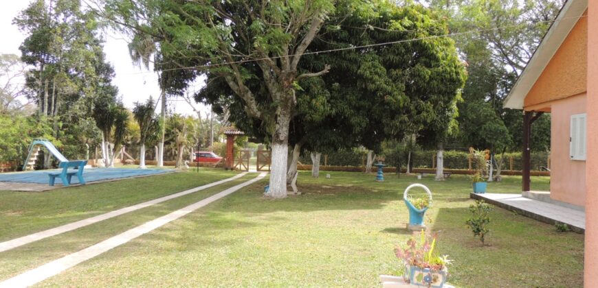 Belíssima chácara, situada em excelente localização e porteira fechada