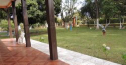 Belíssima chácara, situada em excelente localização e porteira fechada