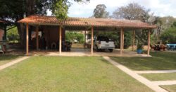Belíssima chácara, situada em excelente localização e porteira fechada
