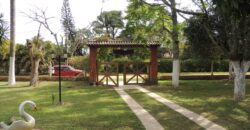 Belíssima chácara, situada em excelente localização e porteira fechada