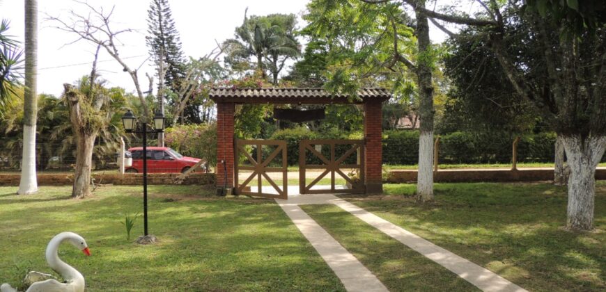 Belíssima chácara, situada em excelente localização e porteira fechada