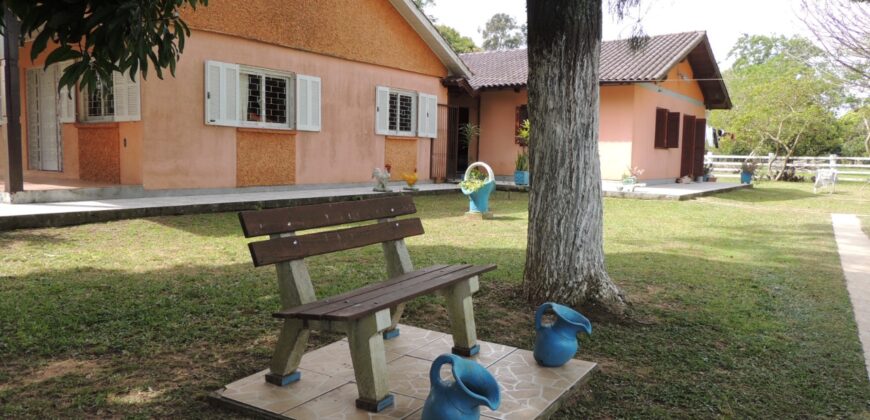 Belíssima chácara, situada em excelente localização e porteira fechada
