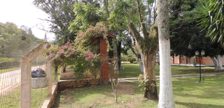 Belíssima chácara, situada em excelente localização e porteira fechada