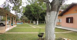 Belíssima chácara, situada em excelente localização e porteira fechada