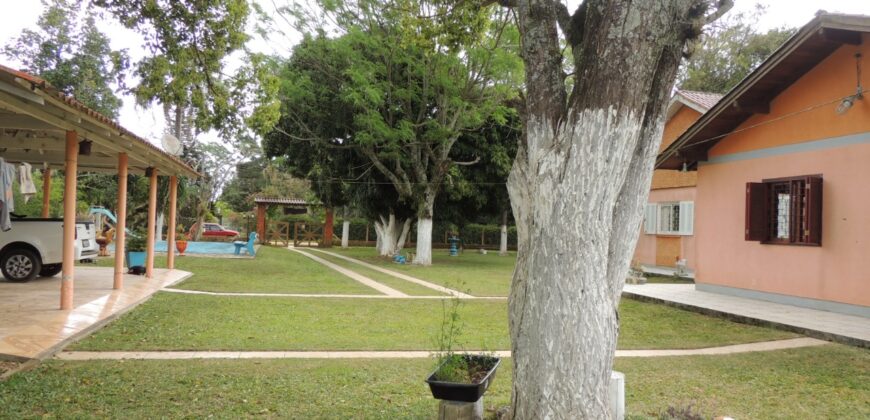 Belíssima chácara, situada em excelente localização e porteira fechada