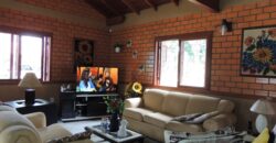 Belíssima chácara, situada em excelente localização e porteira fechada