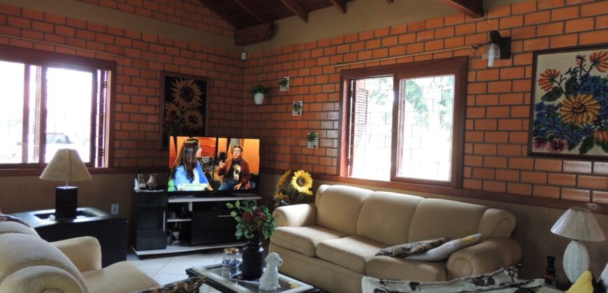 Belíssima chácara, situada em excelente localização e porteira fechada