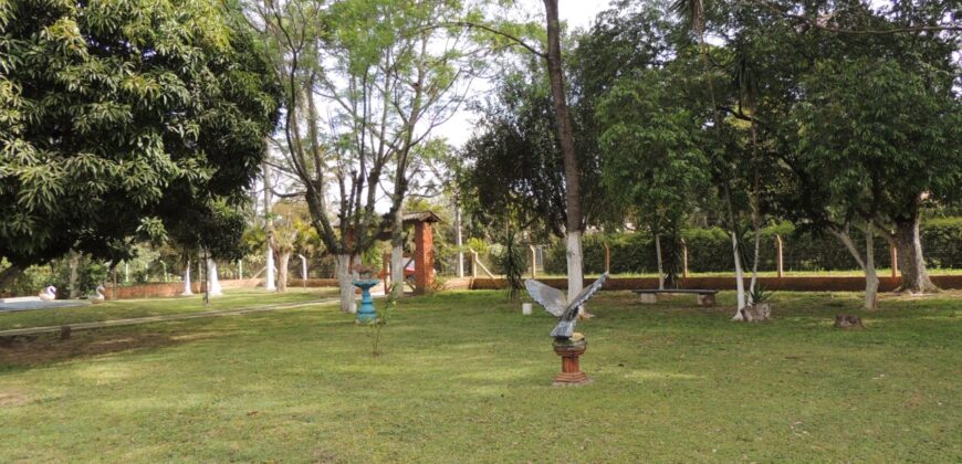 Belíssima chácara, situada em excelente localização e porteira fechada