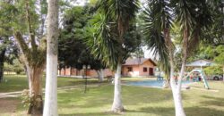 Belíssima chácara, situada em excelente localização e porteira fechada