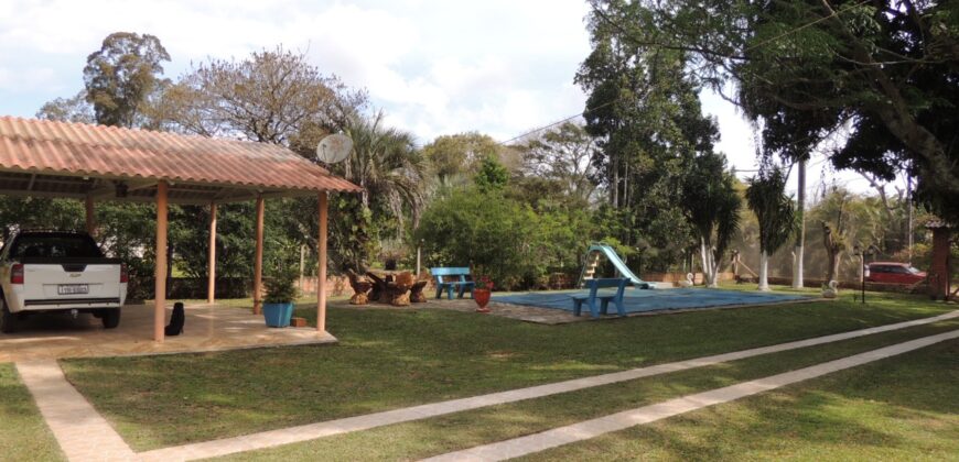 Belíssima chácara, situada em excelente localização e porteira fechada