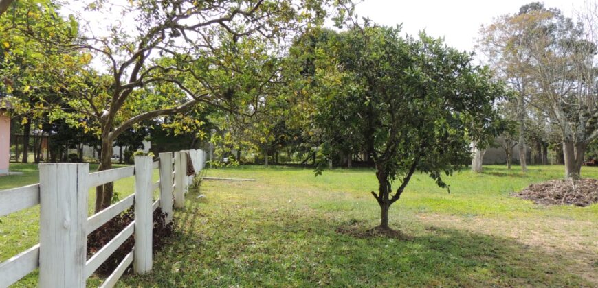 Belíssima chácara, situada em excelente localização e porteira fechada