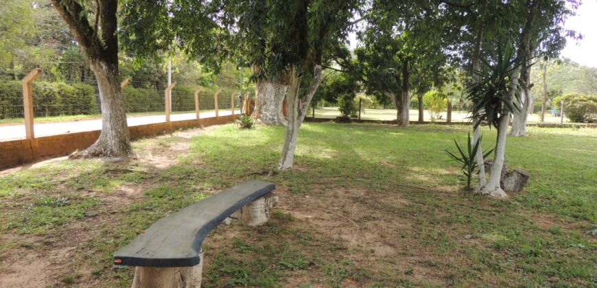 Belíssima chácara, situada em excelente localização e porteira fechada