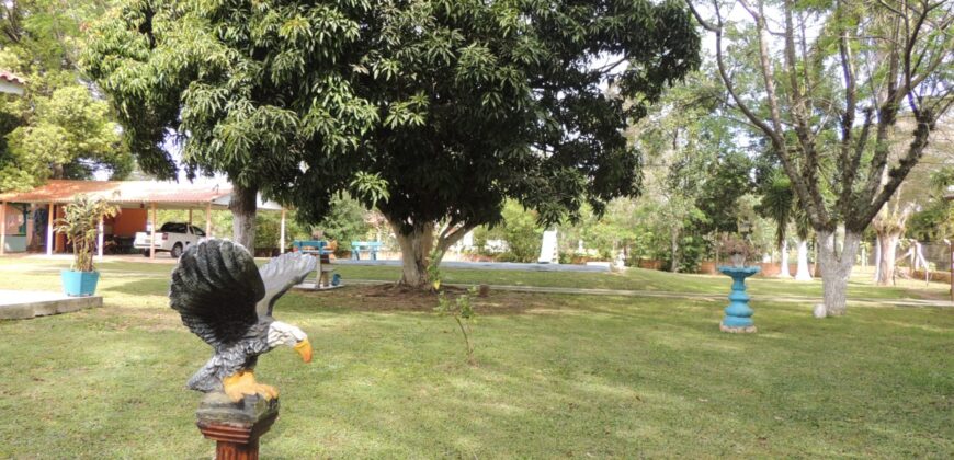 Belíssima chácara, situada em excelente localização e porteira fechada