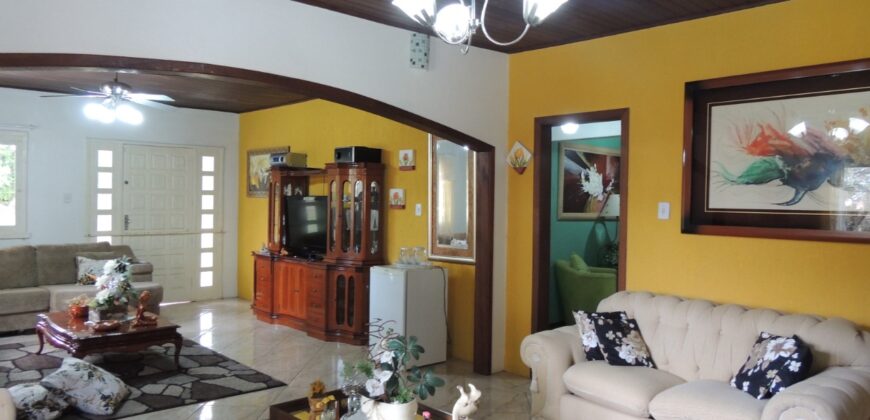 Belíssima chácara, situada em excelente localização e porteira fechada