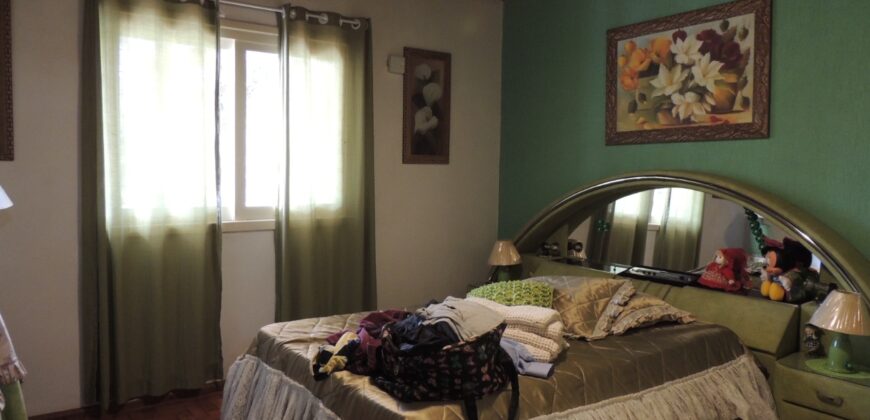 Belíssima chácara, situada em excelente localização e porteira fechada