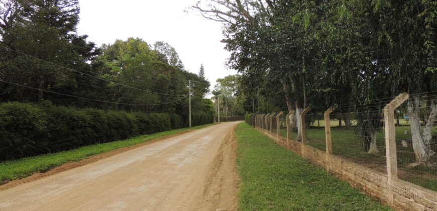 Belíssima chácara, situada em excelente localização e porteira fechada