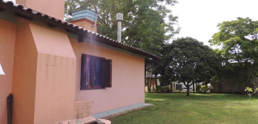 Belíssima chácara, situada em excelente localização e porteira fechada