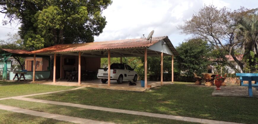 Belíssima chácara, situada em excelente localização e porteira fechada