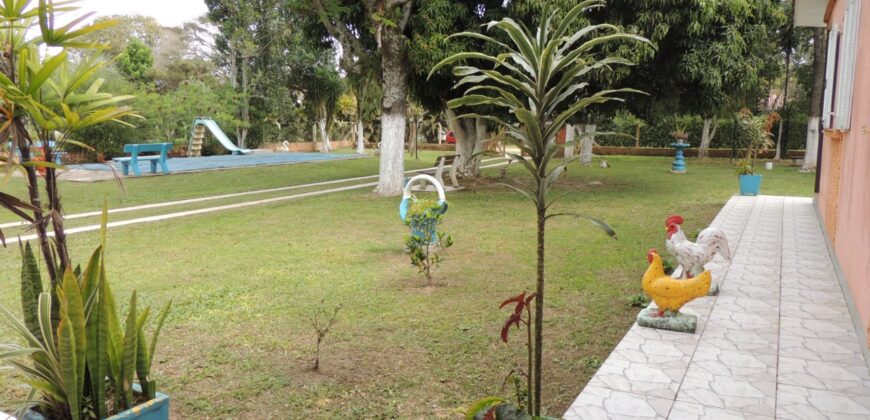 Belíssima chácara, situada em excelente localização e porteira fechada