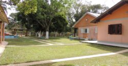 Belíssima chácara, situada em excelente localização e porteira fechada