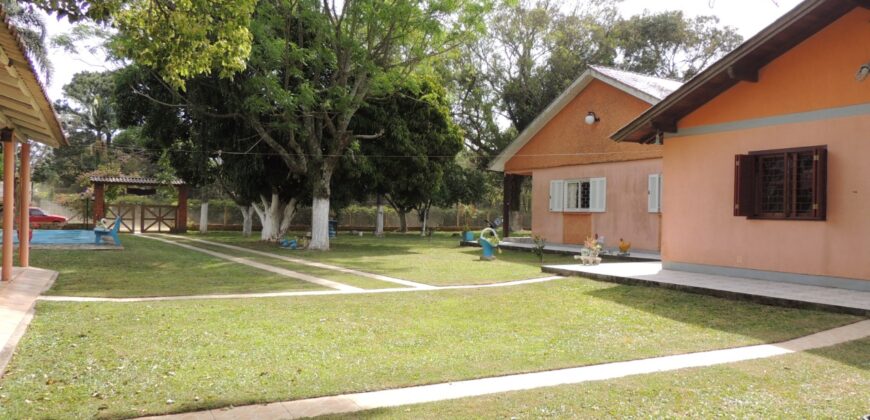 Belíssima chácara, situada em excelente localização e porteira fechada
