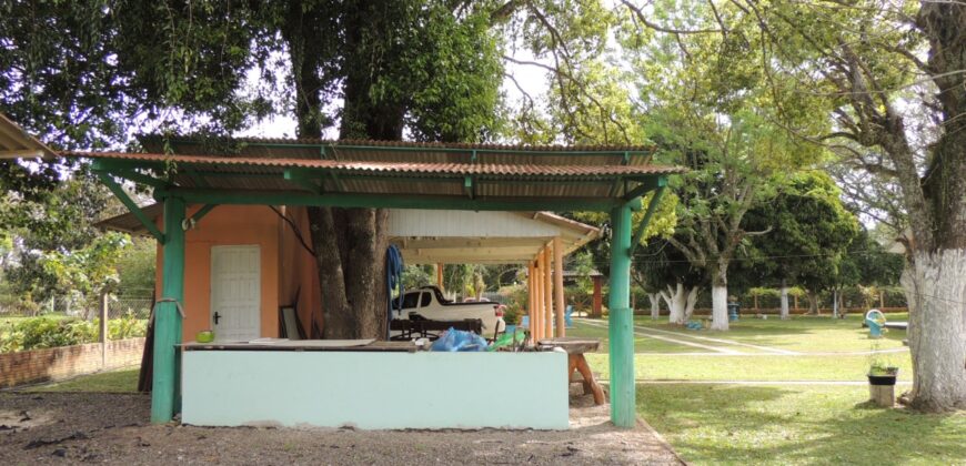 Belíssima chácara, situada em excelente localização e porteira fechada