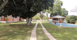 Belíssima chácara, situada em excelente localização e porteira fechada