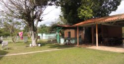 Belíssima chácara, situada em excelente localização e porteira fechada