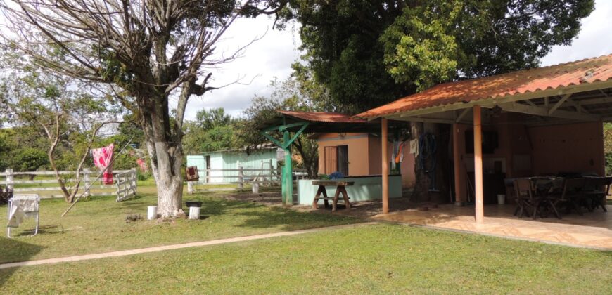 Belíssima chácara, situada em excelente localização e porteira fechada