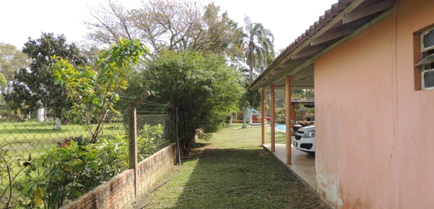 Belíssima chácara, situada em excelente localização e porteira fechada