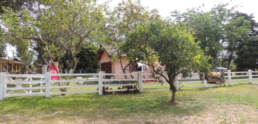 Belíssima chácara, situada em excelente localização e porteira fechada