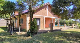 Lindo sítio escriturado com 3.018m², casa de alvenaria, piscina, casa de caseiro
