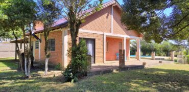 Lindo sítio escriturado com 3.018m², casa de alvenaria, piscina, casa de caseiro