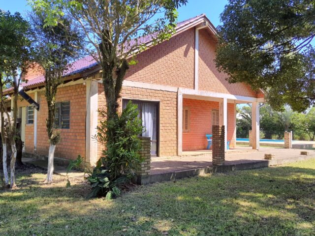 Lindo sítio escriturado com 3.018m², casa de alvenaria, piscina, casa de caseiro