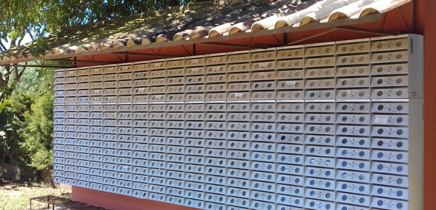 sítio em condomínio fechado com casa de costaneira duplada