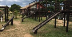 sítio em condomínio fechado com casa de costaneira duplada
