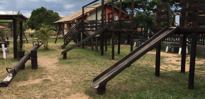 sítio em condomínio fechado com casa de costaneira duplada