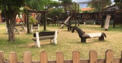 sítio em condomínio fechado com casa de costaneira duplada