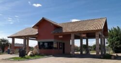 sítio em condomínio fechado com casa de costaneira duplada