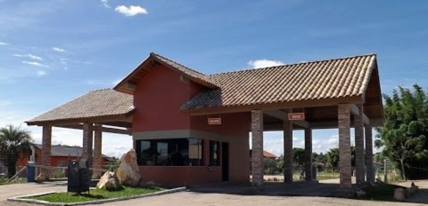sítio em condomínio fechado com casa de costaneira duplada
