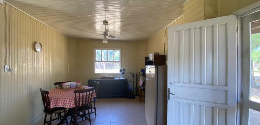sítio em condomínio fechado com casa de costaneira duplada