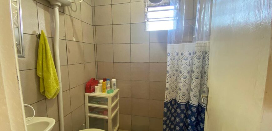 sítio em condomínio fechado com casa de costaneira duplada