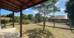 sítio em condomínio fechado com casa de costaneira duplada