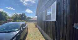 sítio em condomínio fechado com casa de costaneira duplada