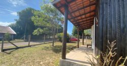 sítio em condomínio fechado com casa de costaneira duplada